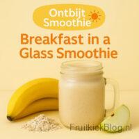 Ontbijt smoothie Breakfast in a Glass in een glazen mok, met banaan, havermout en groene appel op een gele achtergrond