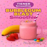 Bubblegum Smoothie in een glas met fruit en snoepjes er om heen