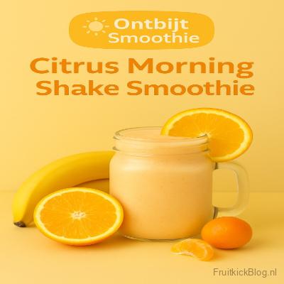 Ontbijt smoothie Citrus Morning Shake in een glazen mok, met banaan, sinaasappel en mandarijn op een gele achtergrond
