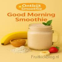 Ontbijt smoothie Good Morning in een glazen mok, met banaan, havermout, pindakaas, aardbei en muntblad op een gele achtergrond