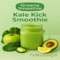 Kale kick Smoothie in een glas en boorde vol met groente en fruit