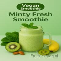 Groene Minty Fresh Smoothie in een glas, met kiwi’s en limoenen ernaast, op een felgroene achtergrond.