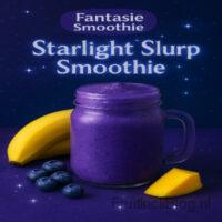 Fantasie smoothie Starlight Slurp in een glazen mok, met banaan, blauwe bessen en mango op een donkerblauwe sterrenachtergrond