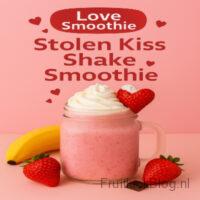 Stolen Kiss Shake in een glas met vers fruit er omheen
