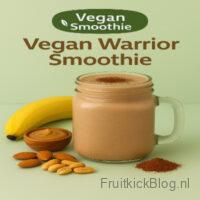 Glas met een Vegan Warrior Smoothie, omringd door bananen en amandelen, tegen een bruine achtergrond.