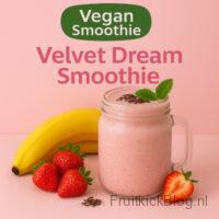 Groene Minty Fresh Smoothie in een glas, met kiwi’s en limoenen ernaast, op een felgroene achtergrond.