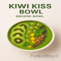 Kiwi Kiss Bowl met frisse kiwi en fruit – gezonde groene smoothie bowl.