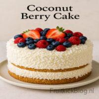 Coconut Berry Cake – luchtige cake met kokos en bessen, heerlijke zomerse bakkerijspecialiteit.