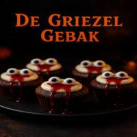 Luchtige chocoladecakejes met een romige topping, bloedrode saus en eetbare oogjes. Een griezelig lekkere traktatie voor Halloween die er eng uitziet, maar verrukkelijk smaakt!
