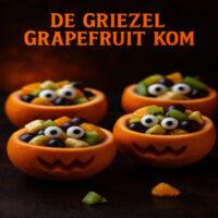 Een frisse, spooky fruit bowl met uitgeholde grapefruits gevuld met kleurrijk fruit en een beetje mysterie. De perfecte combinatie van gezond en griezelig, ideaal voor een Halloween-brunch of als spooky tussendoortje!