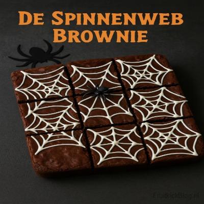 De Spinnenweb Brownie – smeuïge brownie met spinnenwebdecoratie, perfecte Halloween traktatie.