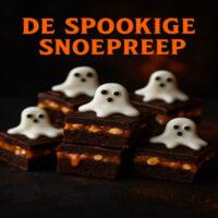 Een krokante, zoete reep met lagen karamel, pinda’s en chocolade — afgemaakt met witte spook decoratie van glazuur. Een griezelig lekkere traktatie die eruitziet als rechtstreeks uit een spookhuis!