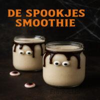 Een romige witte smoothie met een vleugje vanille en kokos, versierd met eetbare oogjes of donkere chocoladeswirl — alsof de spookjes er zelf in rondwaren!
