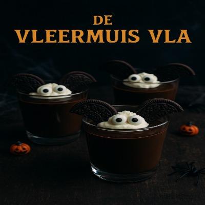 De Vleermuis Vla – romige vla met chocoladesmaak en vleermuisversiering, ideaal voor Halloween.