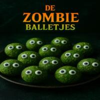 Groene energieballetjes met een vleugje kokos en pistache, bedekt met eetbare oogjes en een griezelige glans. Gezond, eng én onweerstaanbaar — perfect voor elk Halloween-feest!