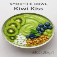 Kiwi Kiss Bowl met kiwi en fruit – gezonde en verfrissende smoothie bowl.
