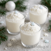 Een luchtige, sneeuwwitte mousse met vanille en kokos, zo zacht als verse sneeuw. Perfect als verfijnd kerstgebakje of licht dessert.